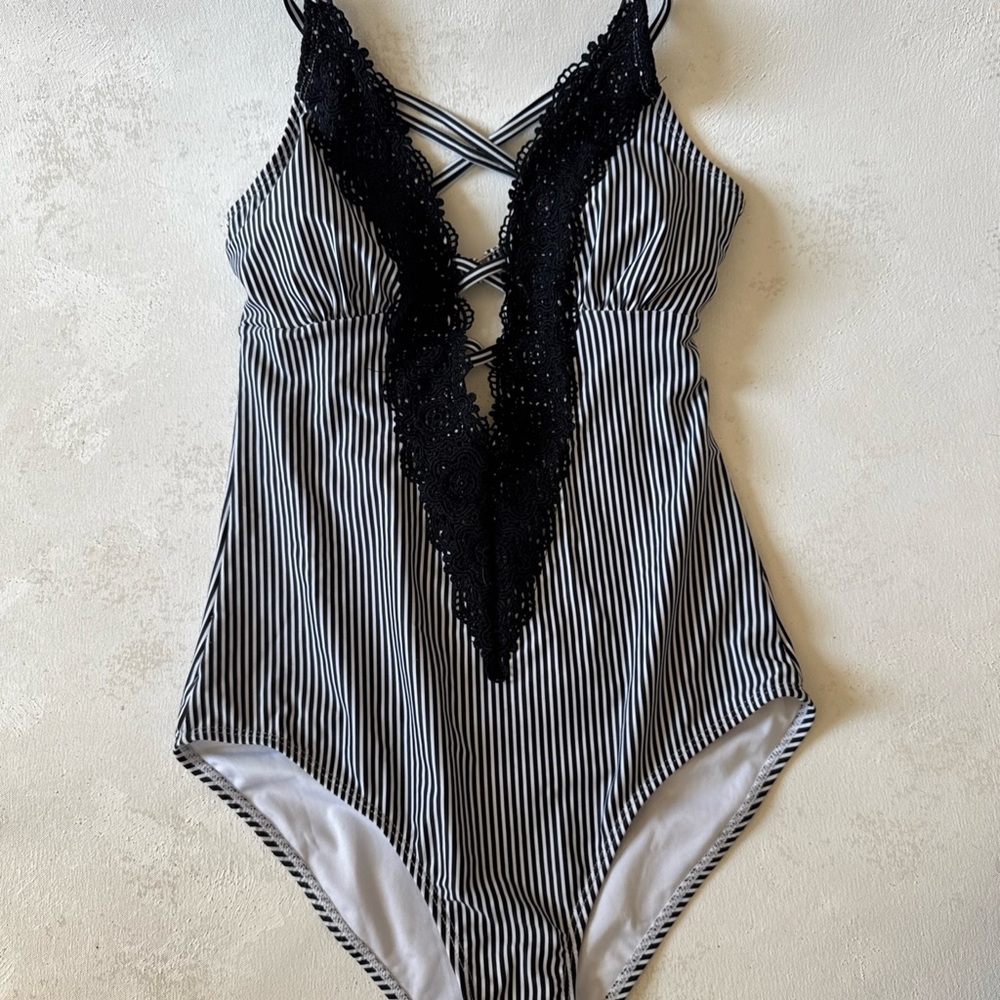 Cupshe size M bathing suit